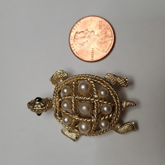 Golden and Pearl Turtle Brooch - Picture 2 of 6